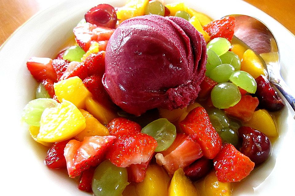 Eis mit frischem Obstsalat