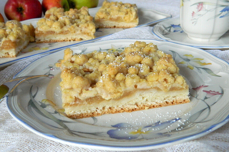 Saftiger Apfelkuchen mit Streuseln