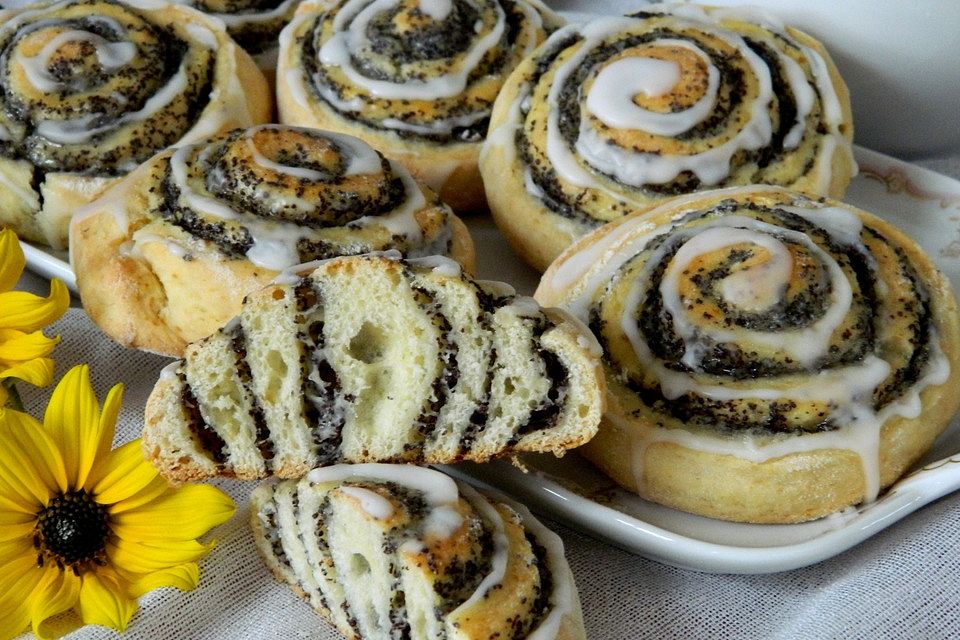 Joghurt-Mohnschnecken mit Amarettoguss