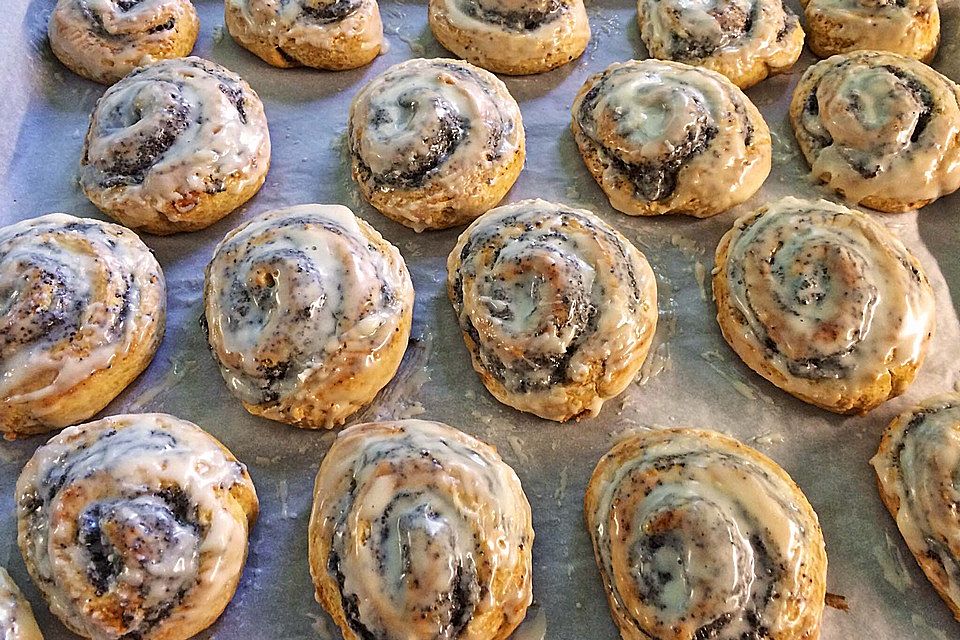 Joghurt-Mohnschnecken mit Amarettoguss