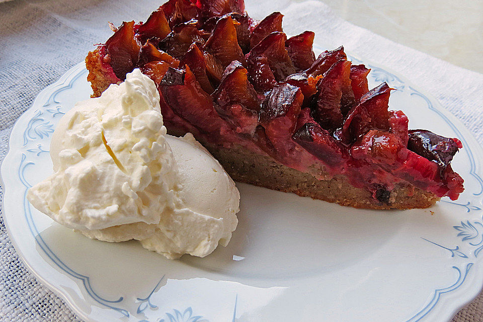 Zwetschgenkuchen mit Nuss-Marzipanboden