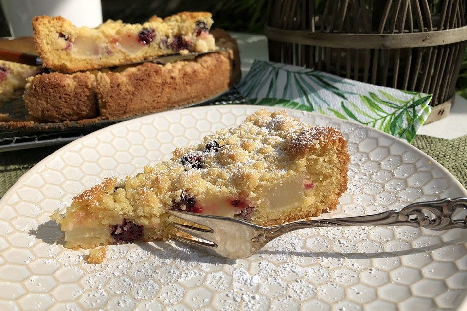 Birnen-Brombeer-Streuselkuchen