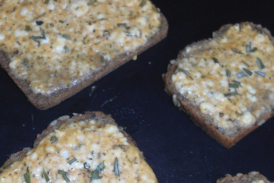 Überbackenes Brot mit Käseaufstrich