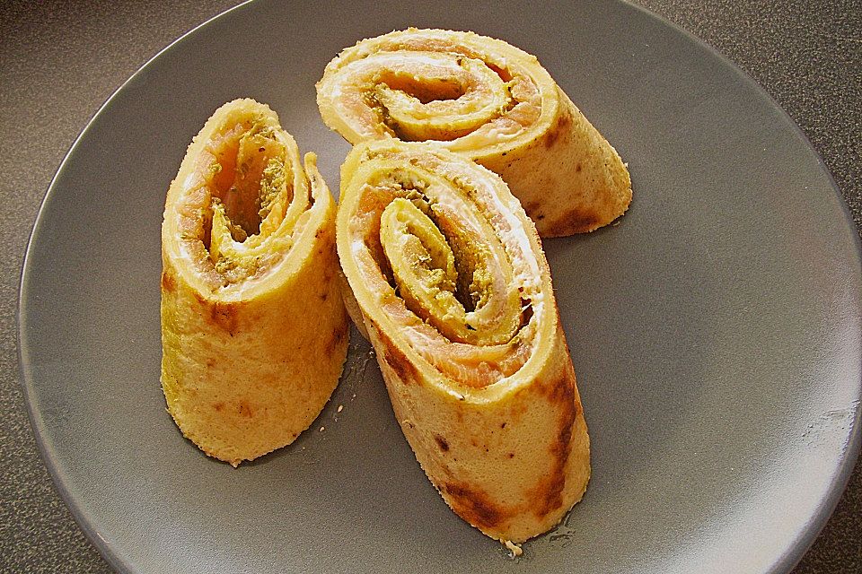 Pfannkuchen-Lachs-Röllchen