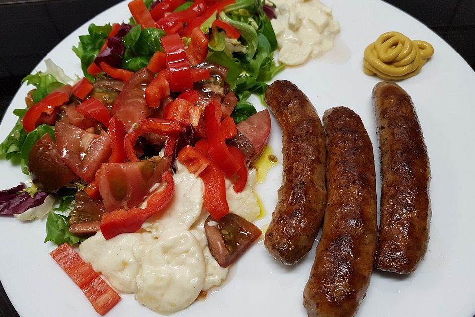 Bratwurst mit buntem Salat