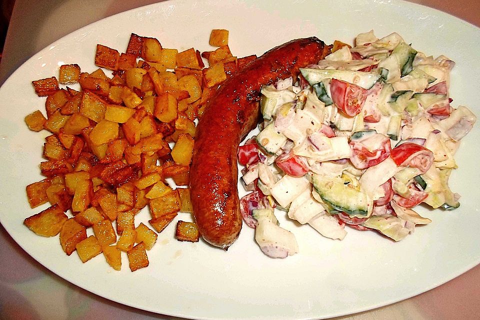 Bratwurst mit buntem Salat