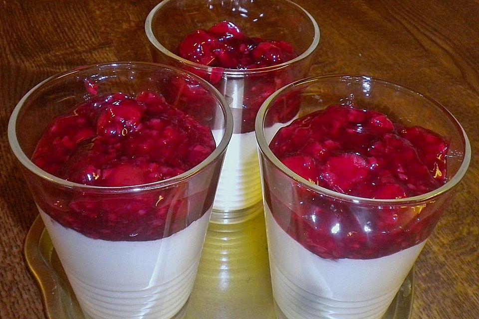 Buttermilchcreme mit roter Grütze