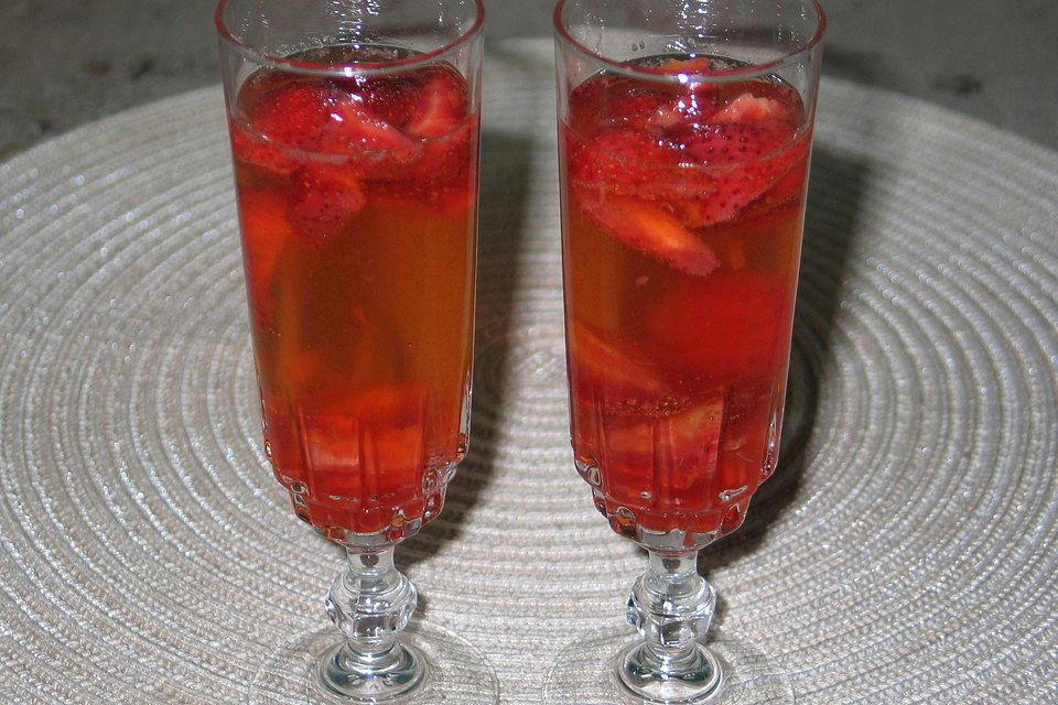 Zitronen-Sektcocktail mit Erdbeeren