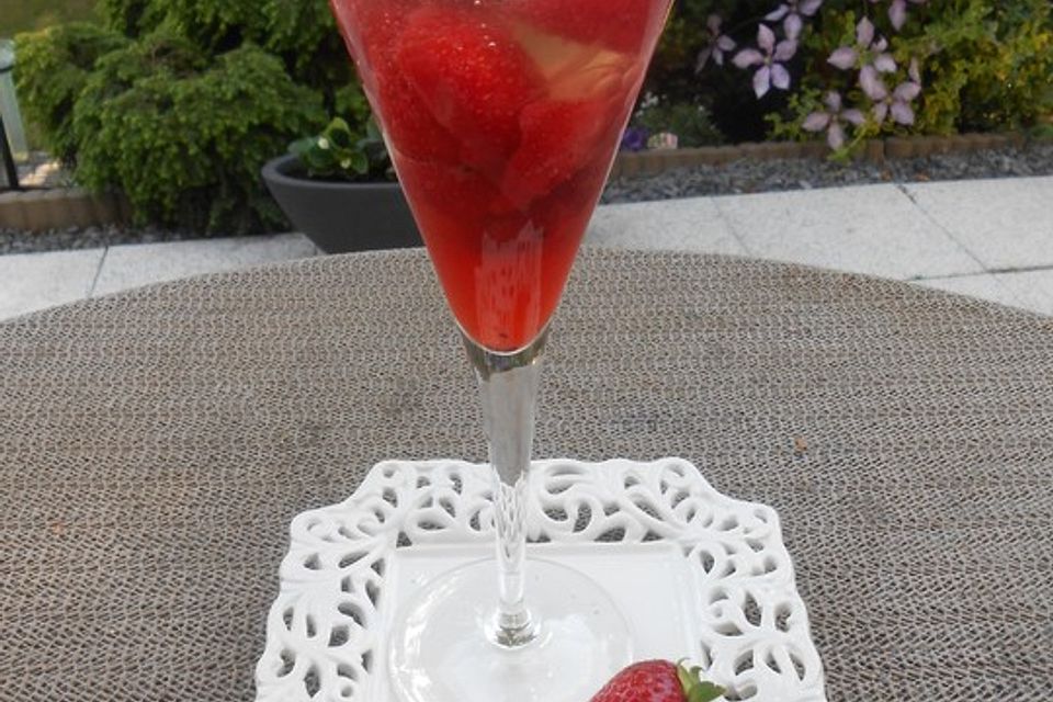 Zitronen-Sektcocktail mit Erdbeeren