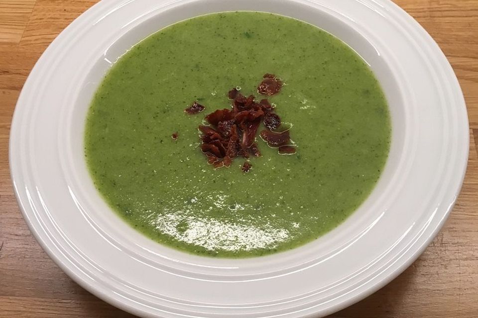 Brokkolisuppe mit Speck