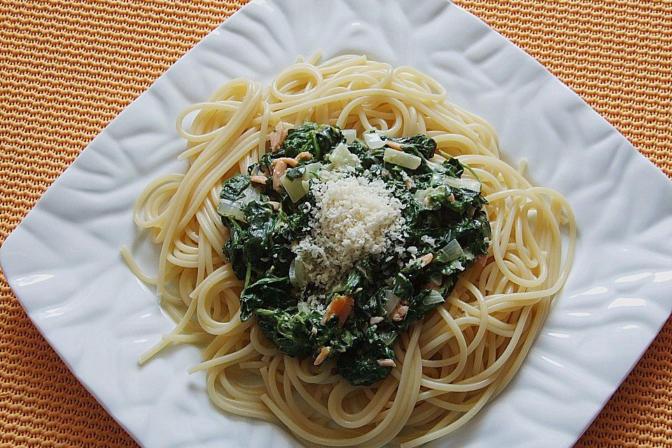 Pasta mit Spinat-Lachssoße