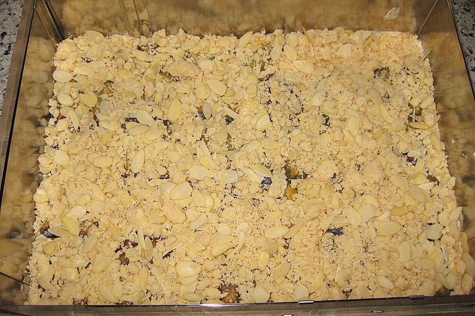 Zwetschgenkuchen mit Marzipanstreusel