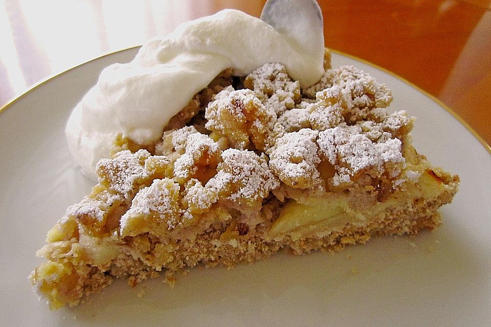 Apfelstreuselkuchen mit Walnüssen