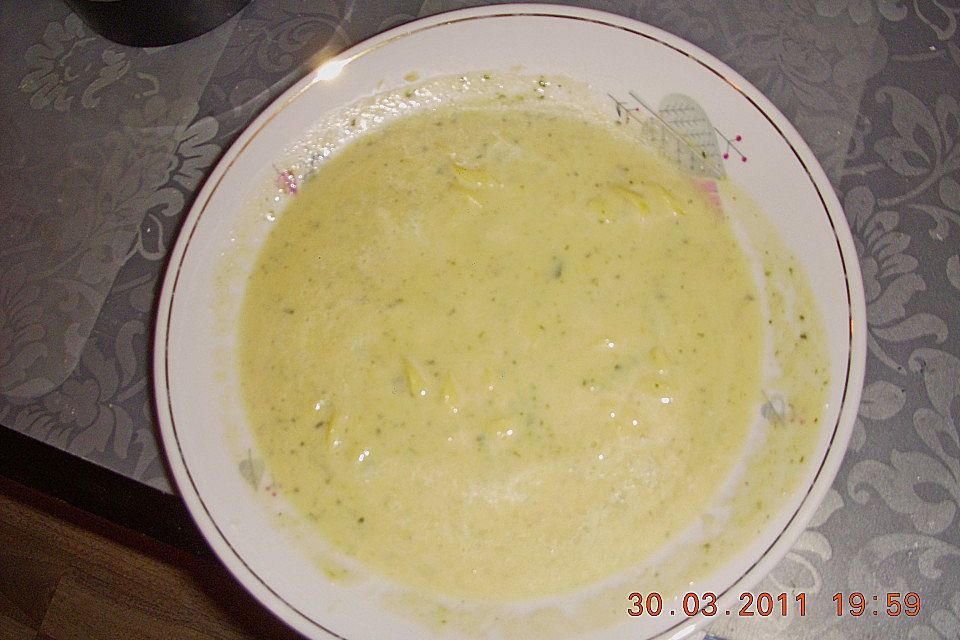 Zucchinicremesuppe mit Tomaten