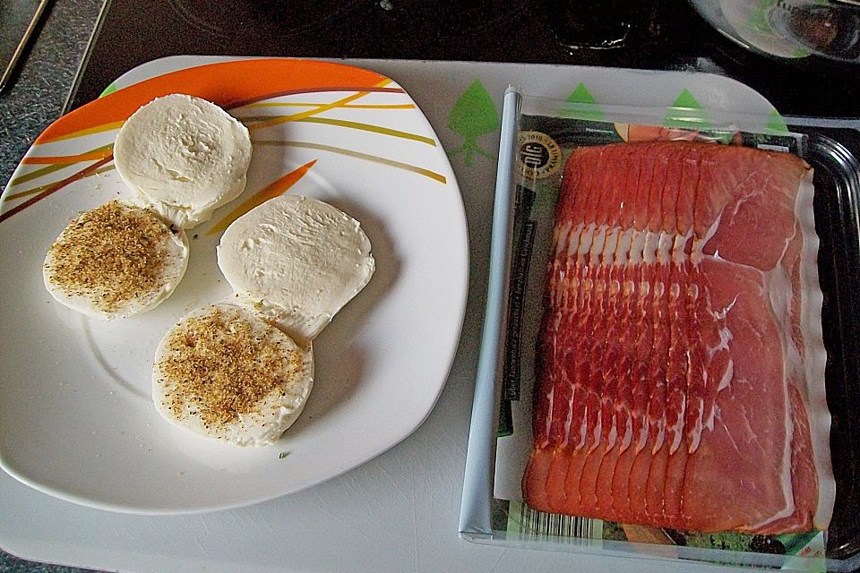 Mozzarella im Schinkenmantel gebraten