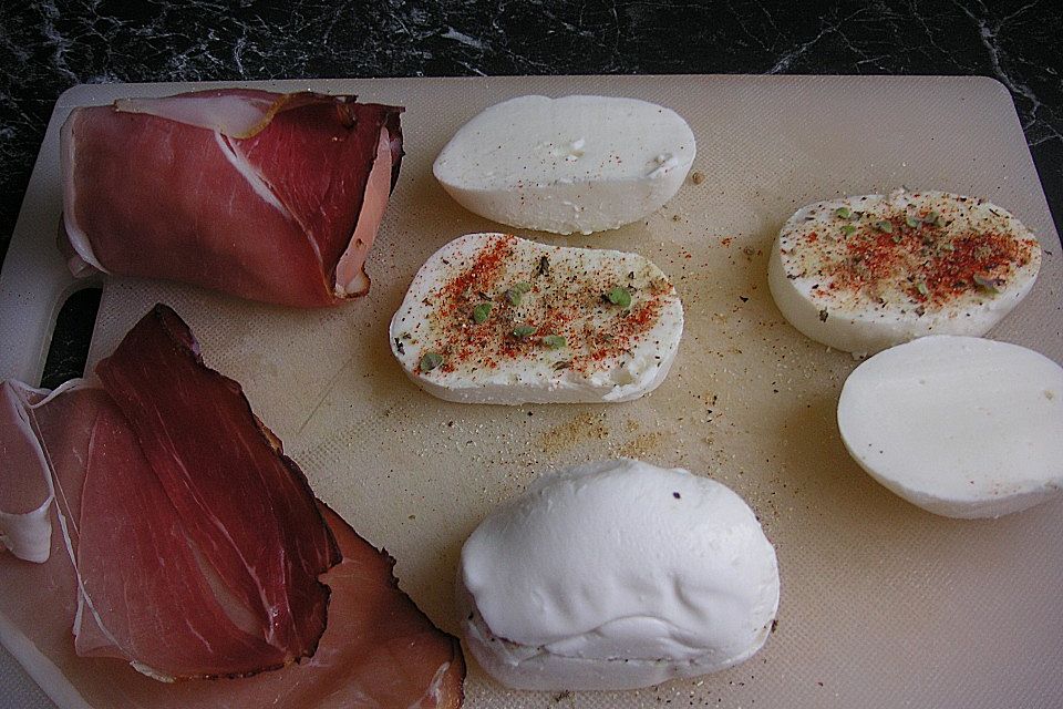 Mozzarella im Schinkenmantel gebraten