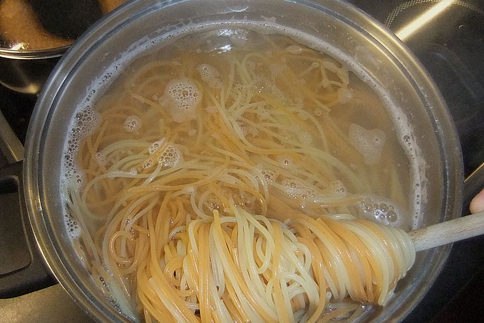 Zweierlei Spaghetti mit Bärlauchpaste