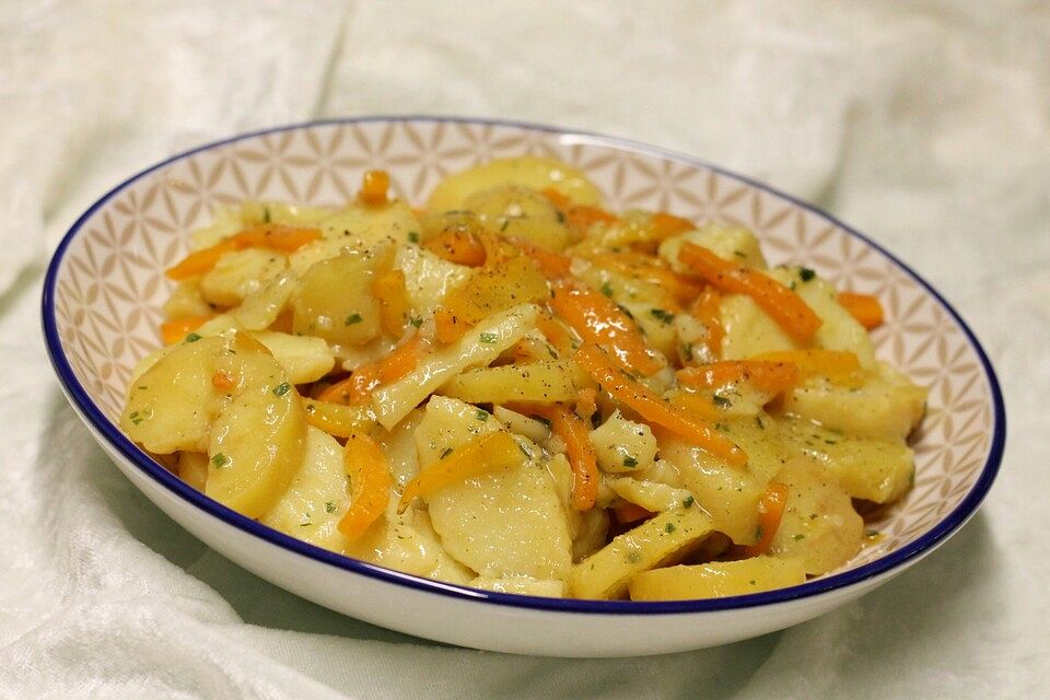 Kartoffelsalat mit Möhren