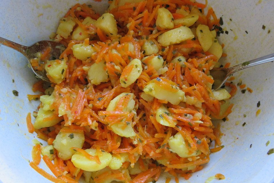 Kartoffelsalat mit Möhren