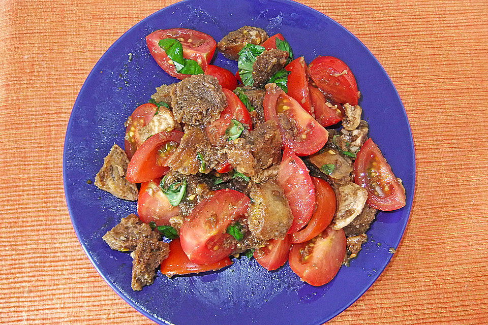 Brotsalat mit Tomaten