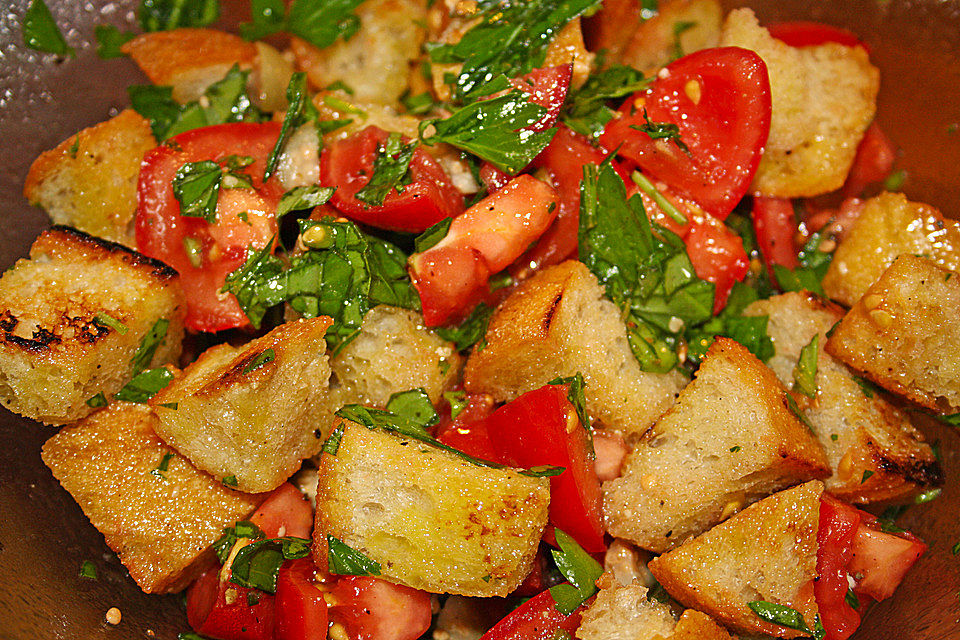 Brotsalat mit Tomaten