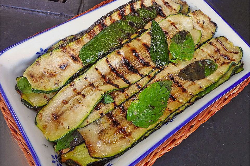 Gegrillte Zucchini mit Minze