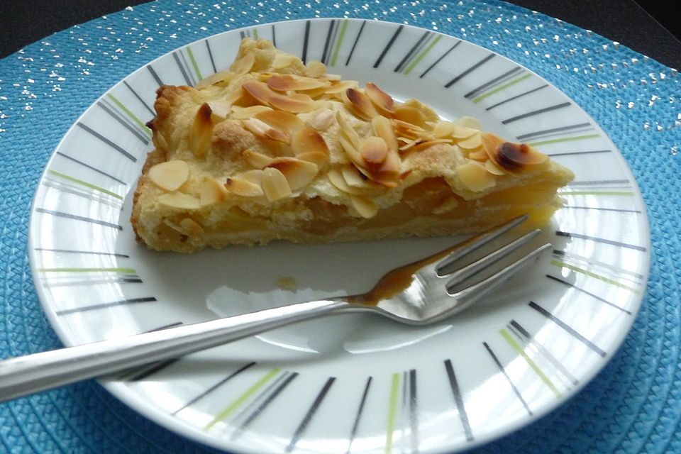 Gedeckter Apfelkuchen mit Buttermandeln