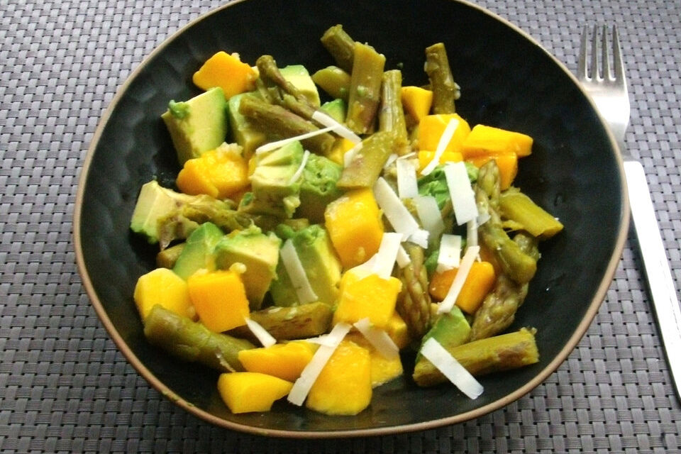 Avocado-Mango-Spargel Salat