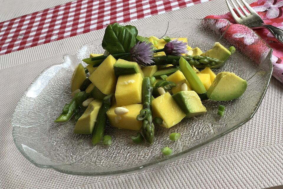 Avocado-Mango-Spargel Salat