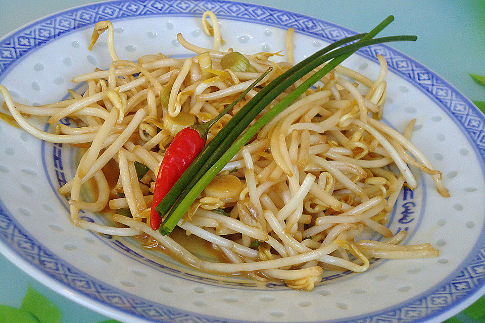 Sojasprossensalat mit Erdnusssauce