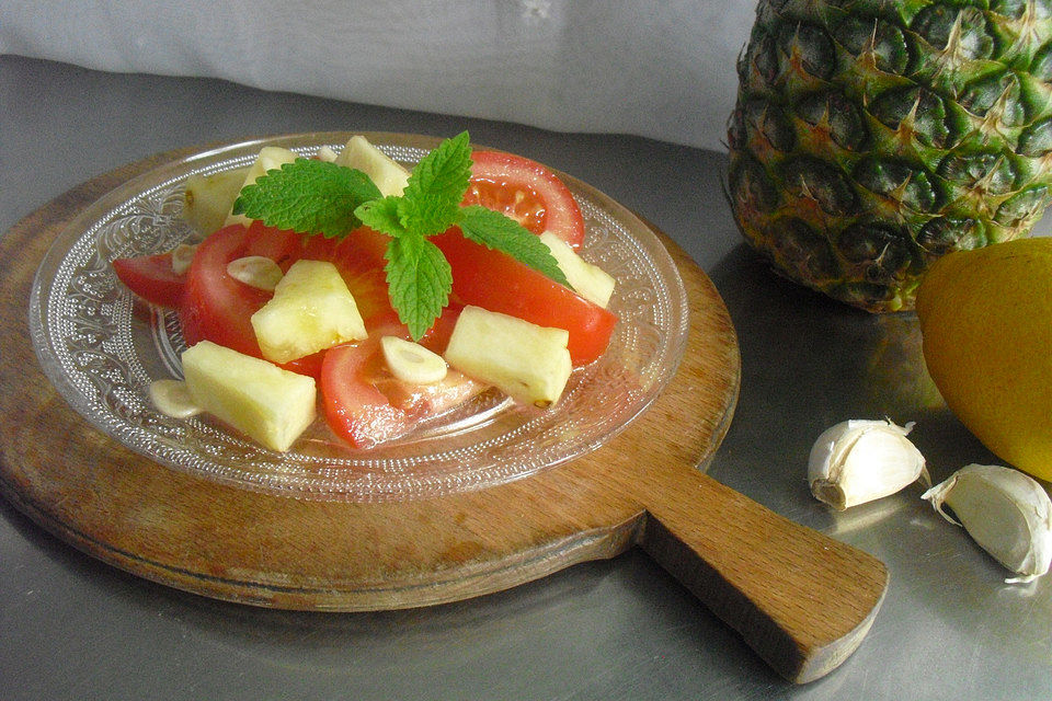 Tomatensalat mit Ananas