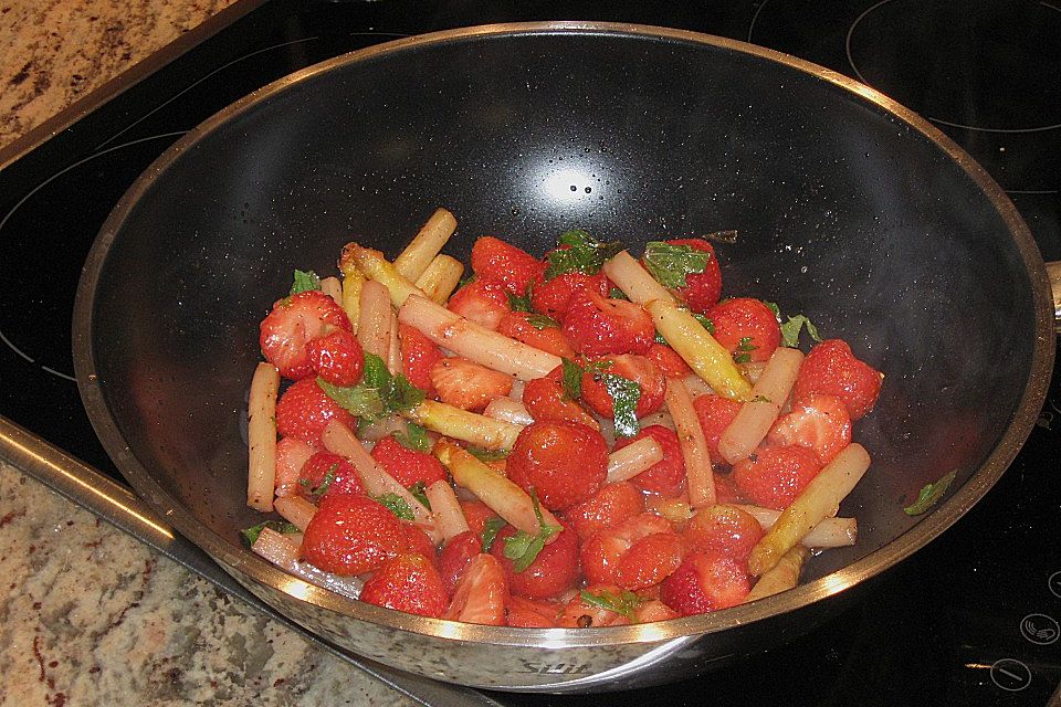 Gebratener Spargel mit Erdbeeren