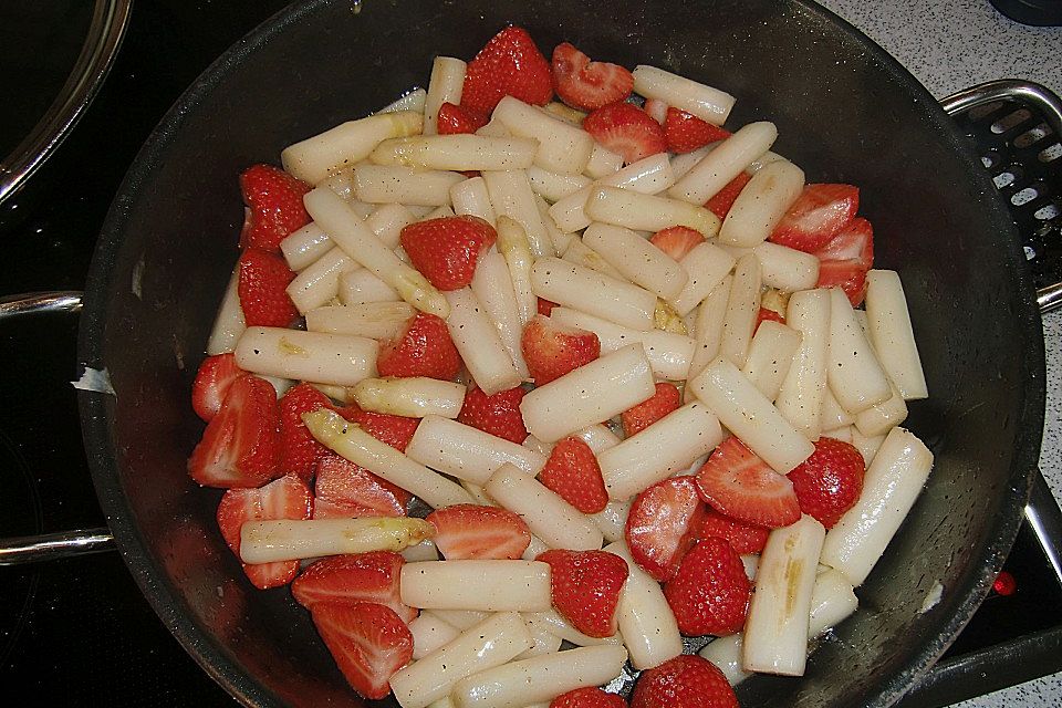 Gebratener Spargel mit Erdbeeren