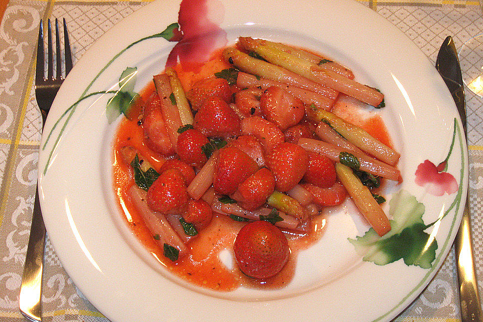 Gebratener Spargel mit Erdbeeren