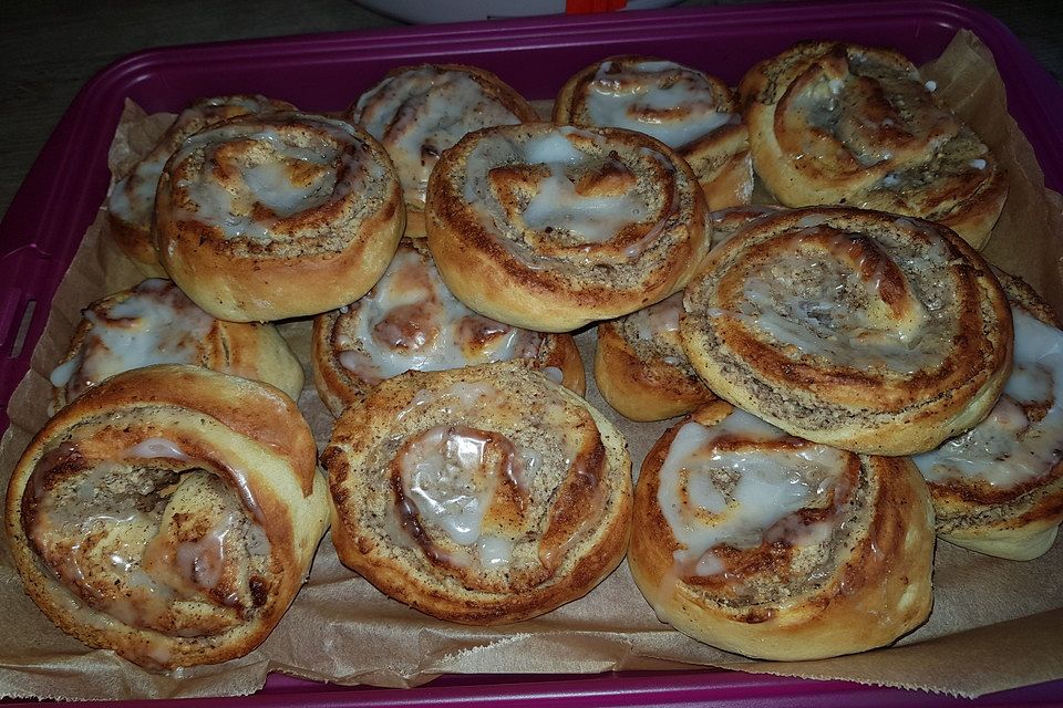 Saftige Hefe-Nuss-Schnecken