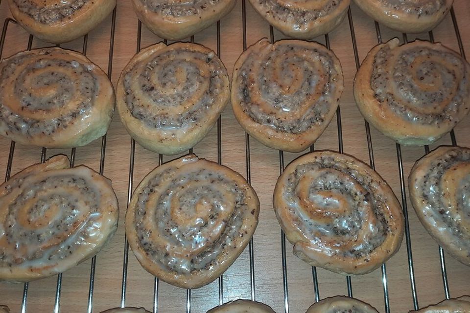 Saftige Hefe-Nuss-Schnecken