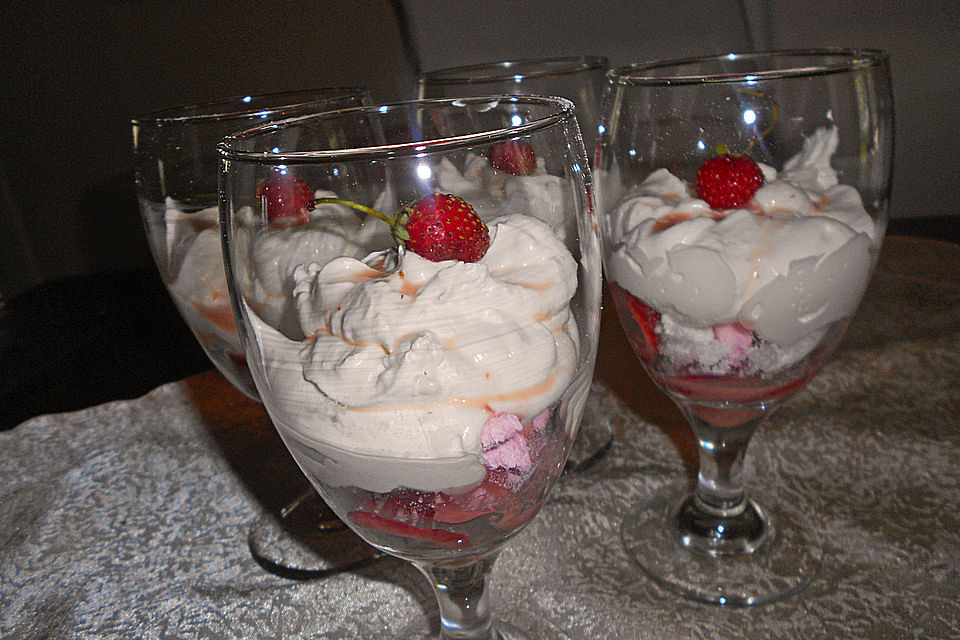 Mariniertes Erdbeer-Dessert