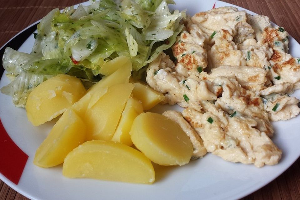 Kartoffeln, Rührei und Salat