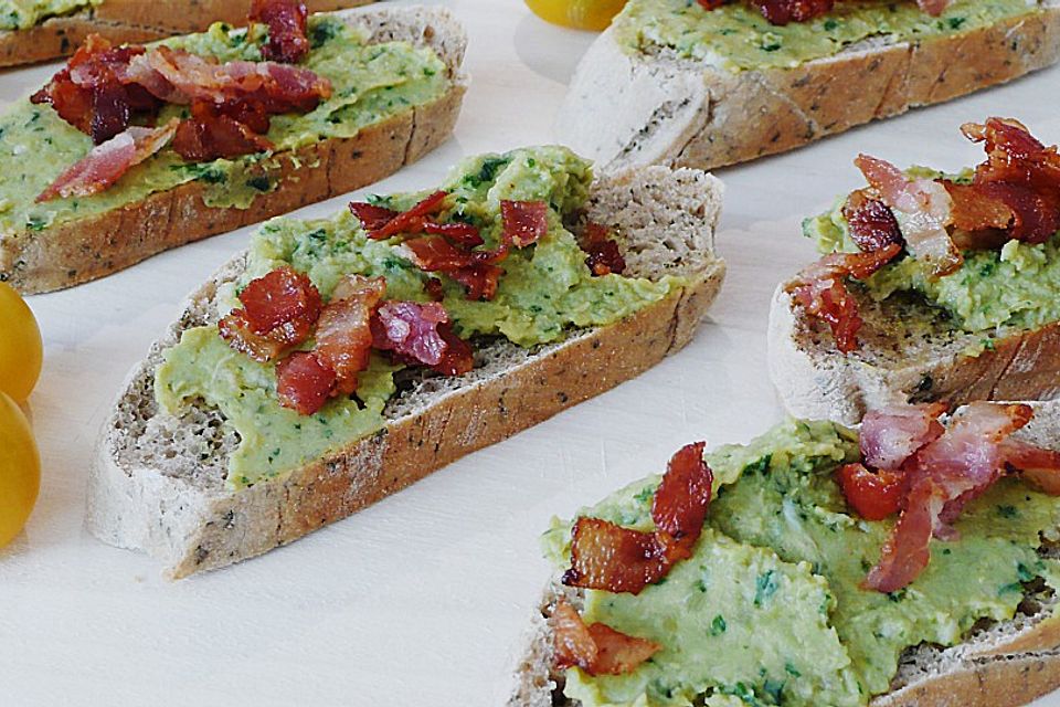 Crostini mit Erbsenpüree