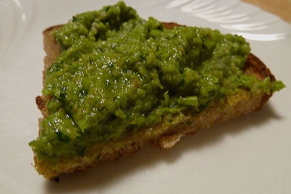 Crostini mit Erbsenpüree