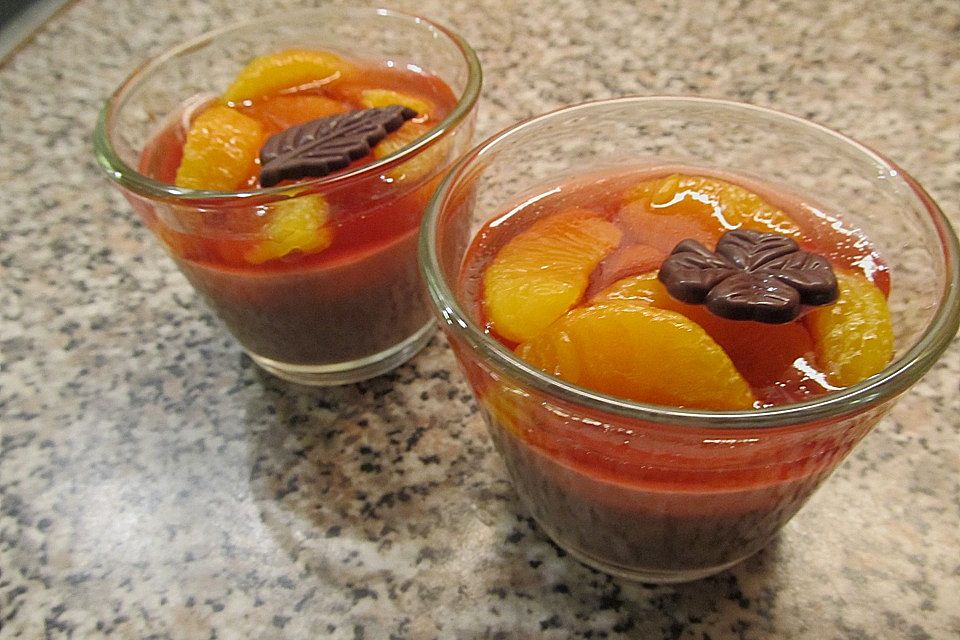 Schokoladenpudding mit Mandarinentopping