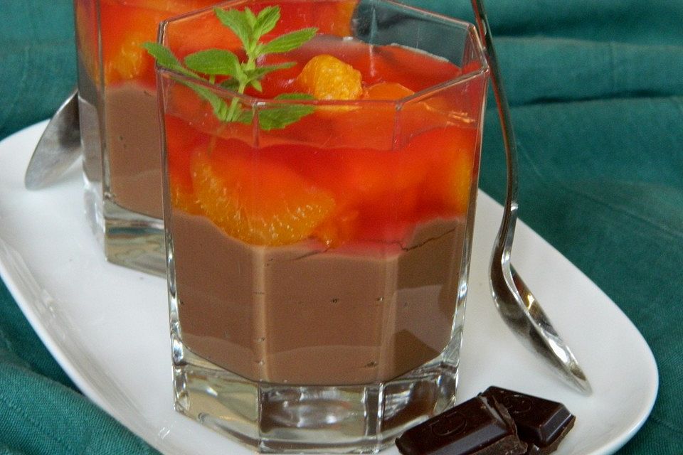 Schokoladenpudding mit Mandarinentopping