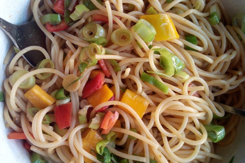 Spaghetti-Curry-Salat