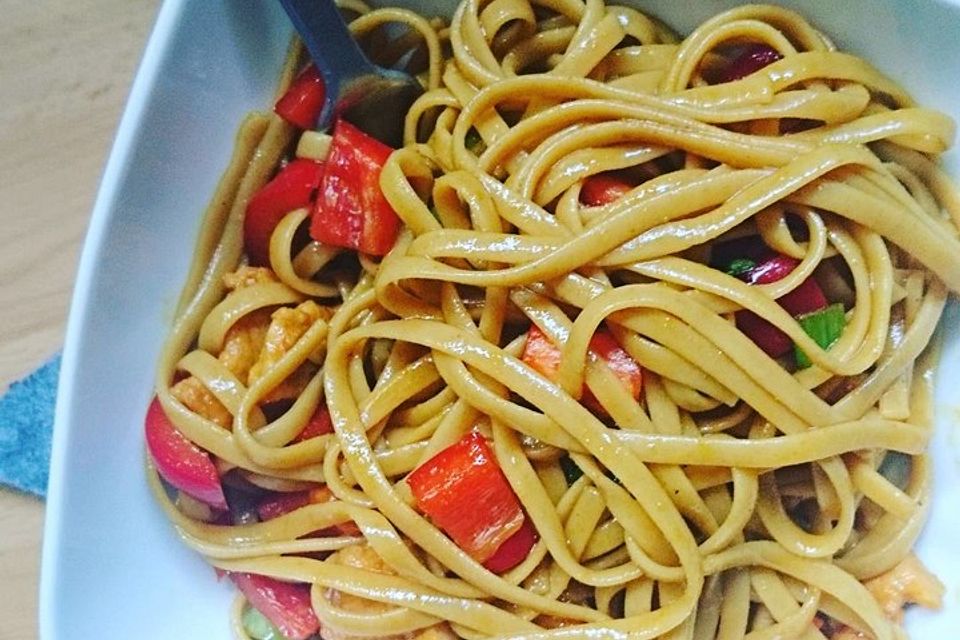 Spaghetti-Curry-Salat