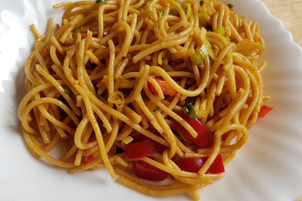 Spaghetti-Curry-Salat