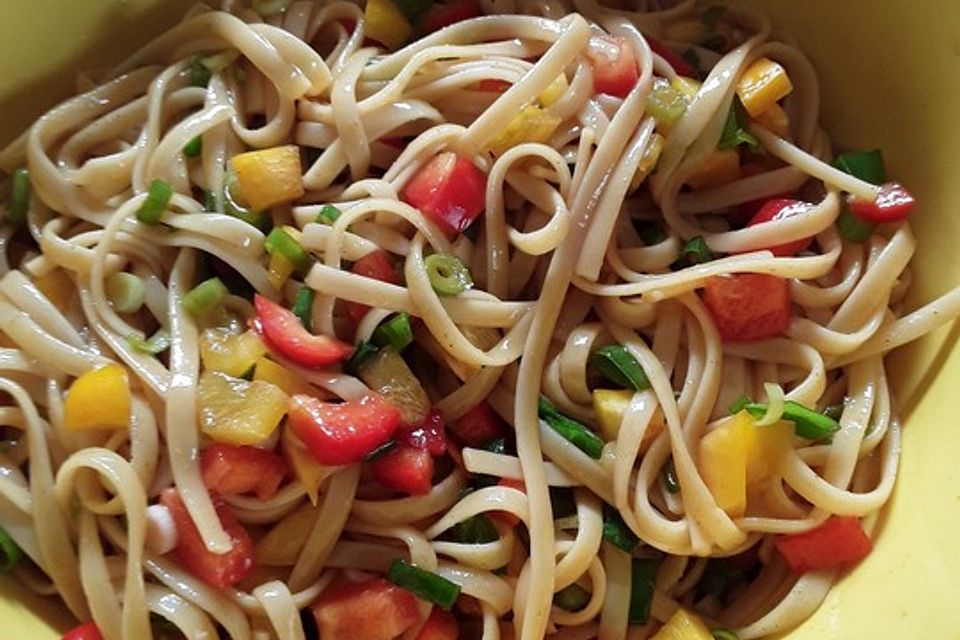 Spaghetti-Curry-Salat