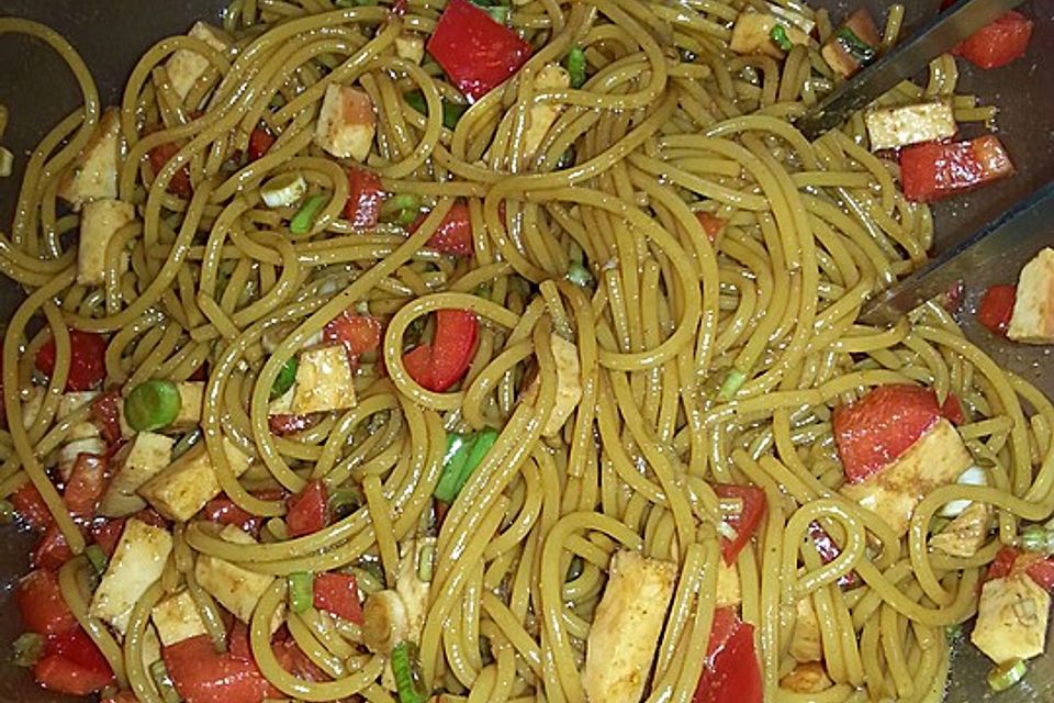 Spaghetti-Curry-Salat