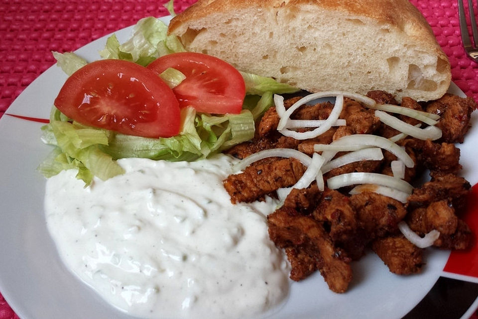 Knuspriges Gyros mit Tzatziki