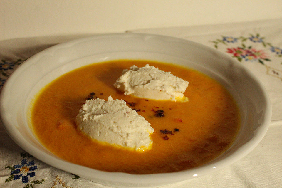 Karottensuppe mit Parmesannocken