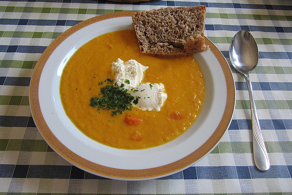 Karottensuppe mit Parmesannocken